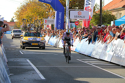 Passage de la ligne d'un cycliste lors du Chrono des nations 2022