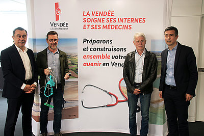 Alain Leboeuf, président du Département, Arnaud Guillaumet, président de l’Association départementale de l’organisation des soins non programmés (Adops 85), Thierry Pigeanne, membre de la Société de pneumologie de l’Ouest et Nicolas Chénéchaud, conseiller départemental délégué à la démographie médicale.