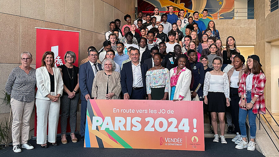 103 jeunes vendéens issus de l’Aide sociale à l’enfance posent fièrement.