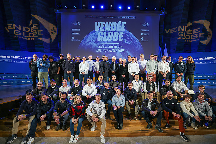 Les 44 skippers candidats réunis autour d'Alain Leboeuf et des partenaires. Les 44 skippers candidats réunis autour d'Alain Leboeuf et des partenaires.