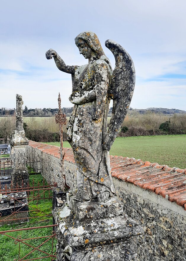 Une statue féminine d'un ange au cimetière de Chaillé-les-Marais Une statue féminine d'un ange au cimetière de Chaillé-les-Marais