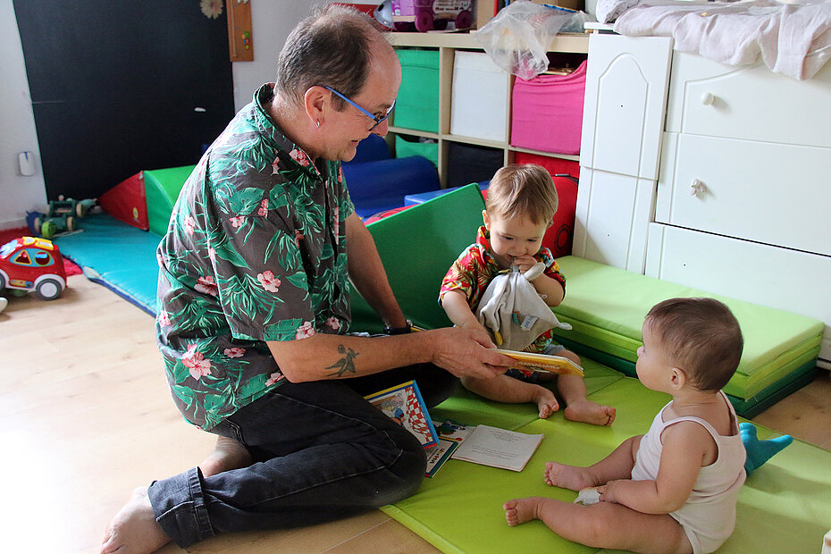 Un assistant maternel joue avec des enfants