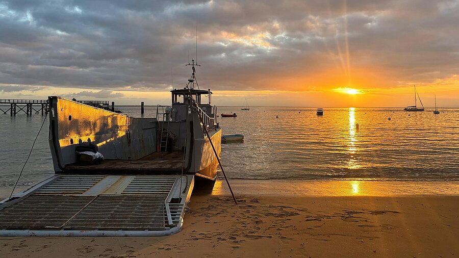 La barge du Débarquement lors d'un coucher de soleil La barge du Débarquement lors d'un coucher de soleil