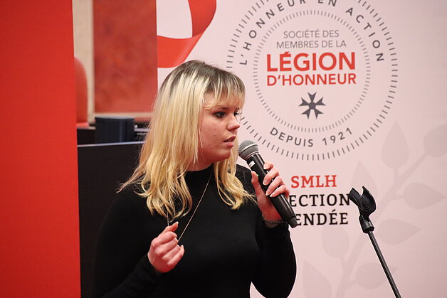Une candidate au concours d'éloquence