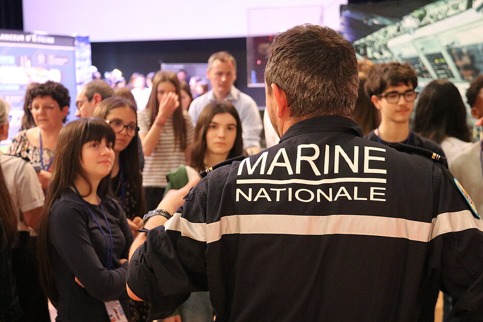 Des collégiens vendéens en plein atelier avec un sous-marinier du Vigilant à l'Icam Des collégiens vendéens en plein atelier avec un sous-marinier du Vigilant à l'Icam