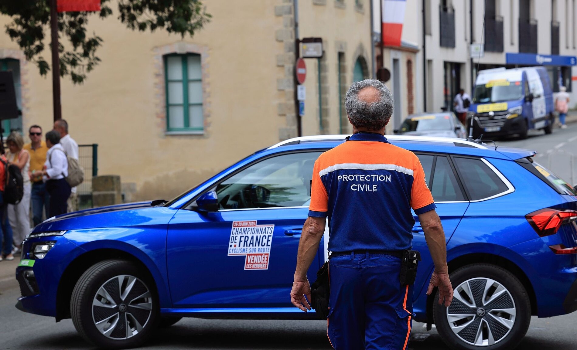 Un bénévole de la protection civile lors des Championnats de France de cyclisme sur route aux Herbiers Un bénévole de la protection civile lors des Championnats de France de cyclisme sur route aux Herbiers