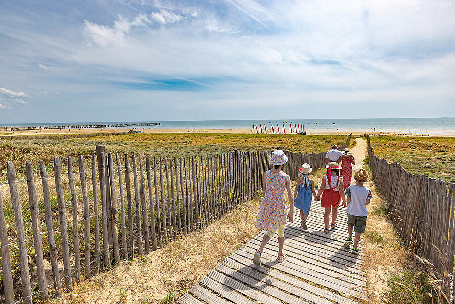 Sentier dunaire à Saint-Jean-de-Monts - ©Simon Bourcier / En Vendée Sentier dunaire à Saint-Jean-de-Monts - ©Simon Bourcier / En Vendée