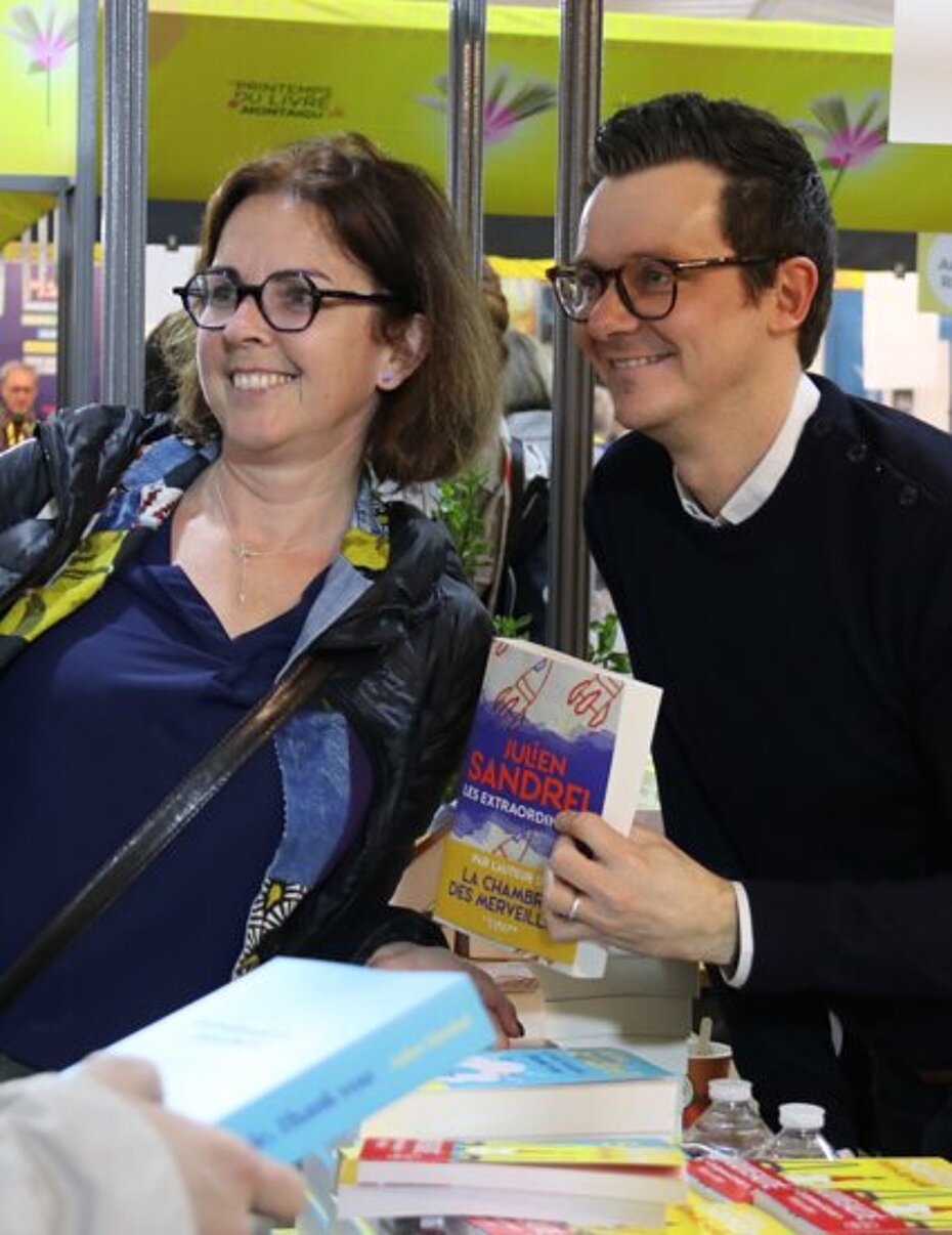 Julien Sandrel et une visiteuse du Printemps de Montaigu 2023