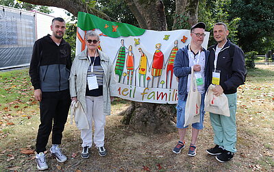 Anthony, son compagnon et ses deux accueillis Giselle et Julien.