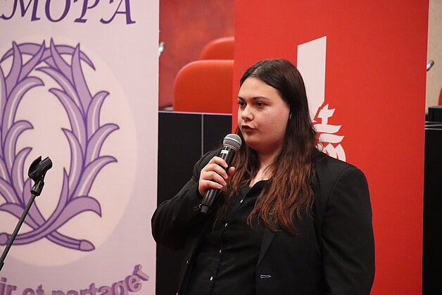 Une candidate au concours d'éloquence
