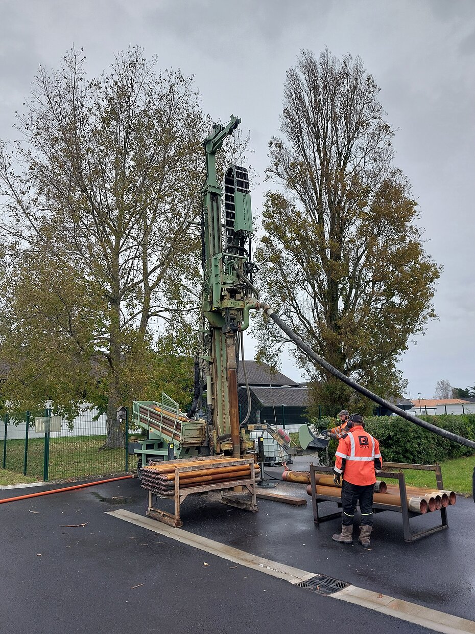 Opération de forage pour l'installation d'un système de géothermie au collège Molière, à Noirmoutier-en-l'Île