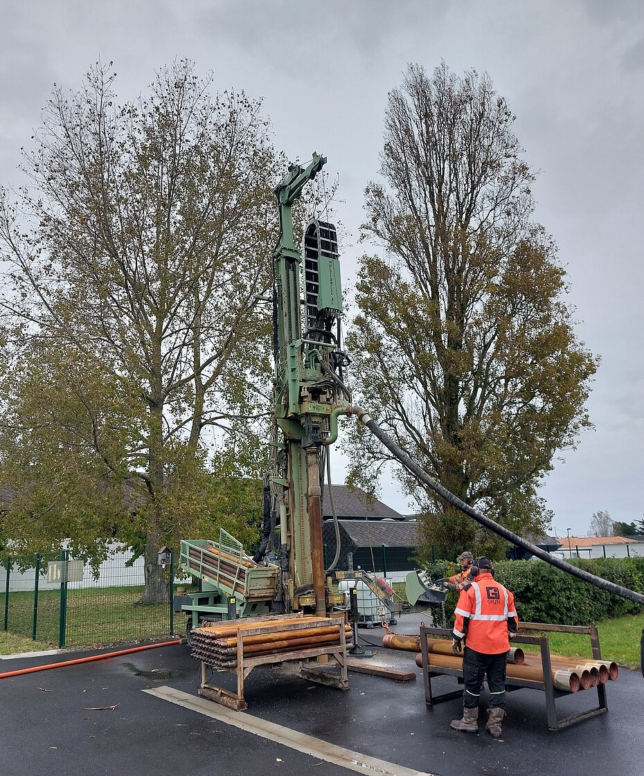Opération de forage pour l'installation d'un système de géothermie au collège Molière, à Noirmoutier-en-l'Île Opération de forage pour l'installation d'un système de géothermie au collège Molière, à Noirmoutier-en-l'Île