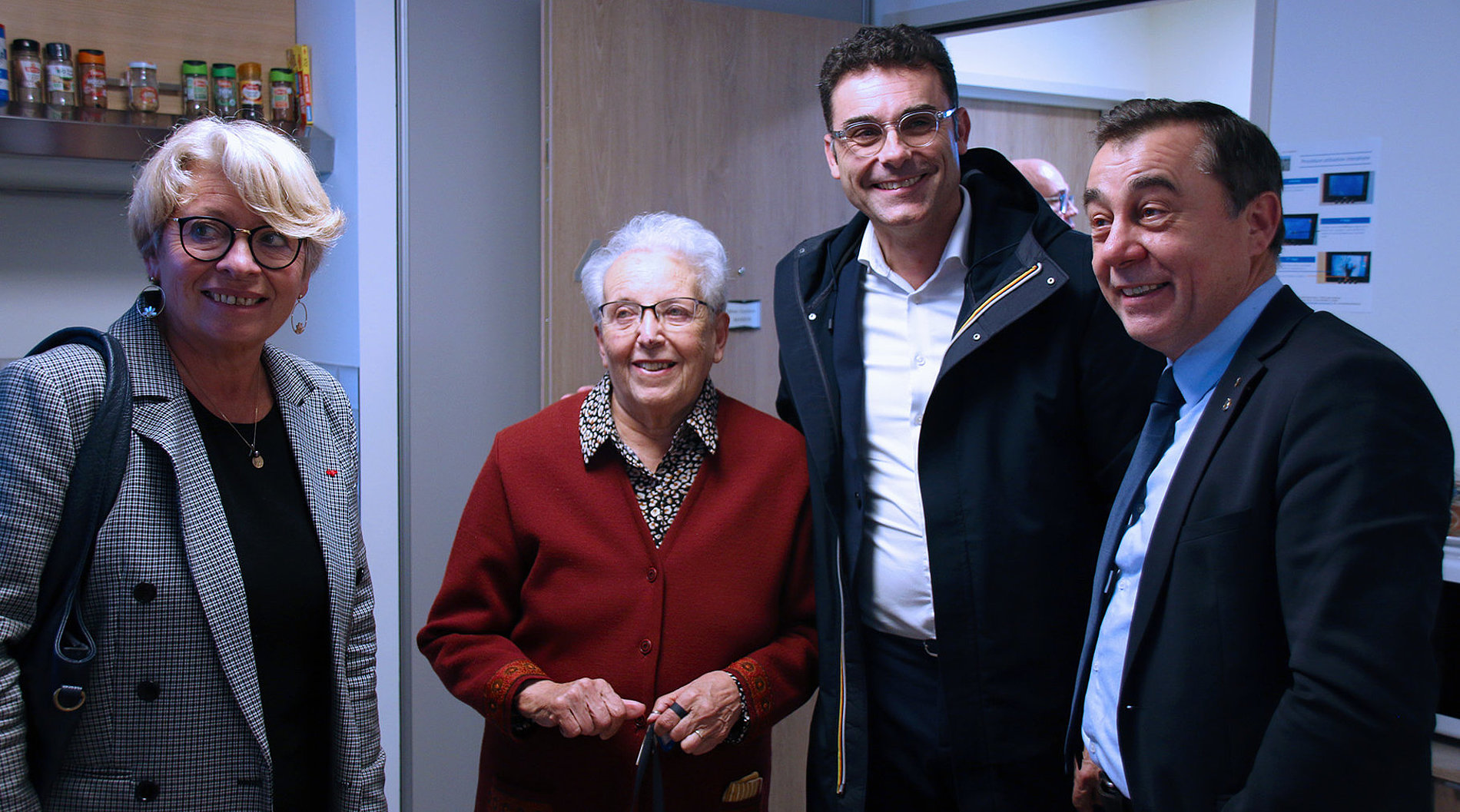 Isabelle Rivière, présidente de la commission Dépendance et Maintien à domicile, Ludovic Hocbon, maire de Fontenay-le-Comte et Alain Leboeuf, président du Département aux côté de Ghislaine, une résidente. Isabelle Rivière, présidente de la commission Dépendance et Maintien à domicile, Ludovic Hocbon, maire de Fontenay-le-Comte et Alain Leboeuf, président du Département aux côté de Ghislaine, une résidente.