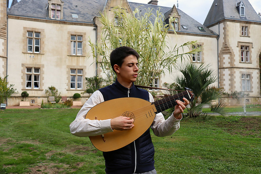 Alban Tixier et son luth Alban Tixier et son luth