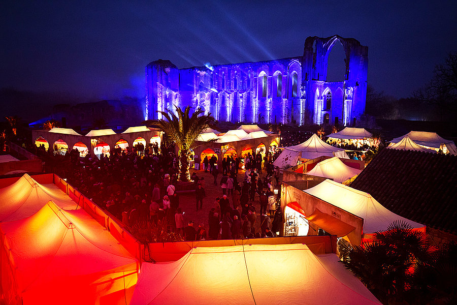 L'abbaye de Maillezais se transforme en Foire de Noël orientale. L'abbaye de Maillezais se transforme en Foire de Noël orientale.