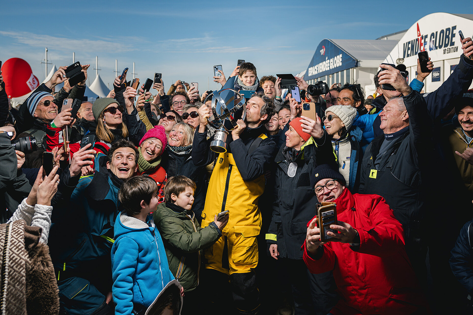 Charlie Dalin en plein bain de foule avec le trophée après sa victoire