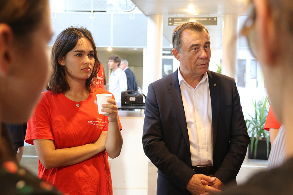 Alain Leboeuf, président du Département de la Vendée, en plein discussion avec des élèves et des tuteurs Alain Leboeuf, président du Département de la Vendée, en plein discussion avec des élèves et des tuteurs
