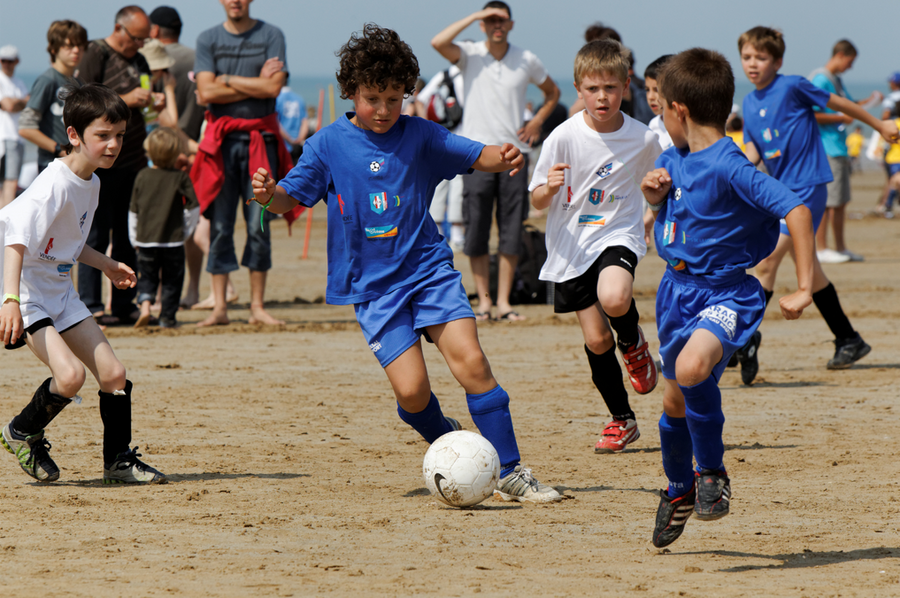 Un groupe de jeunes garçons jouant au football