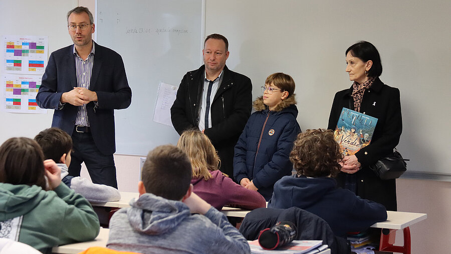 Photographie d'élus départementaux de la Vendée remettant une BD gratuitement aux collégiens du département