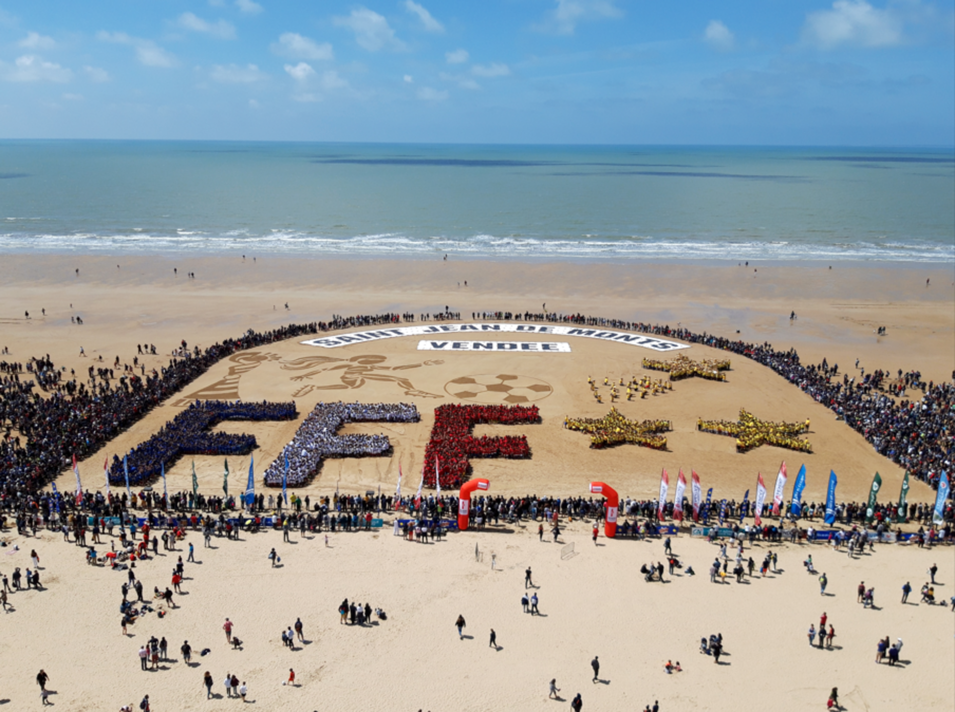 Fresque dans le sable de la plage de Saint-Jean-de-Monts, en Vendée, à l'occasion de l'événement Foot'Océane.