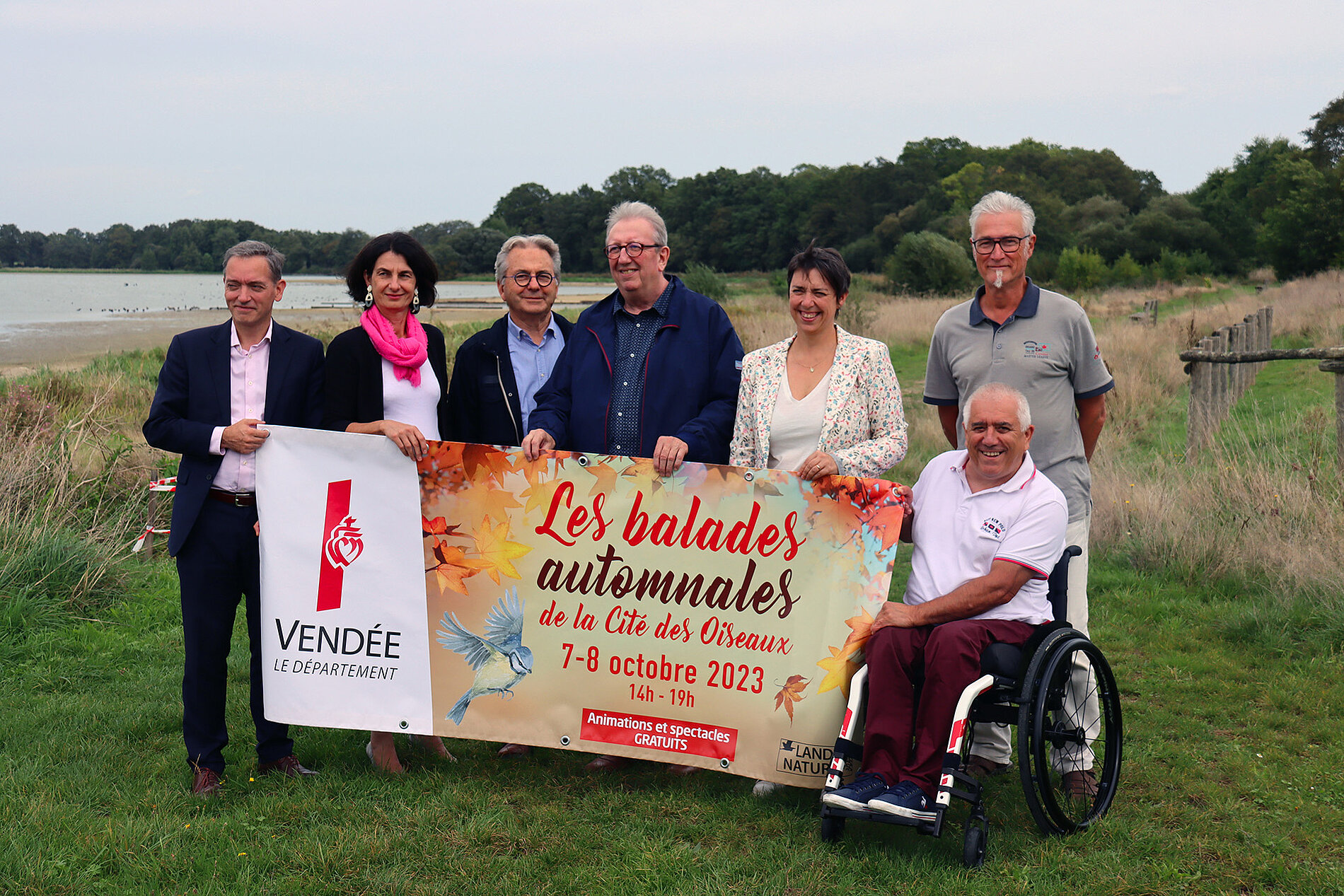 Les élus du Département et les membres de l'association Land'Nature présentent la banderole des balades automnales