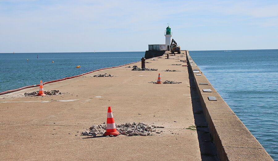 Les travaux sur la petite jetée des Sables-d'Olonne ont commencé le 15 septembre. Les travaux sur la petite jetée des Sables-d'Olonne ont commencé le 15 septembre.