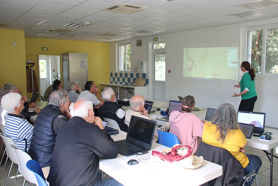 À Saint-Hilaire-de-Riez, Magali Watteaux présente  le projet CadNap85 à de futurs « cadnapistes ». 