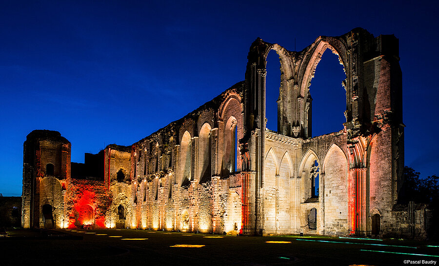 Le Monumental Tour pose ses valises à l'abbaye de Maillezais le 7 juillet. Photographie de l'Abbaye de Maillezais, de nuit. Elle a été choisie pour accueillir le Monumental Tour à l'été 2023.