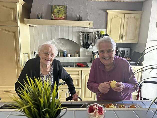 Jeanne Ovial cuisine aux côtés d'une autre accueillie chez Stéphanie Talon.