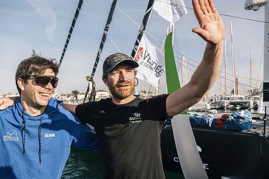 Sébastien Simon et Benjamin Dutreux ensemble sur le ponton du Vendée Globe Sébastien Simon et Benjamin Dutreux ensemble sur le ponton du Vendée Globe