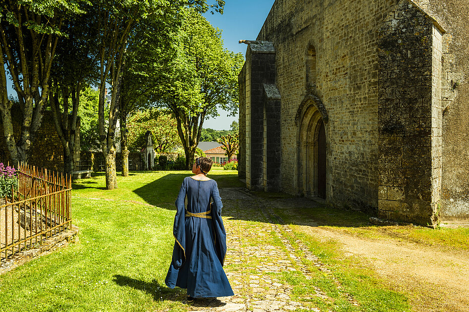 Le donjon de Bazoges-en-Pareds et son jardin