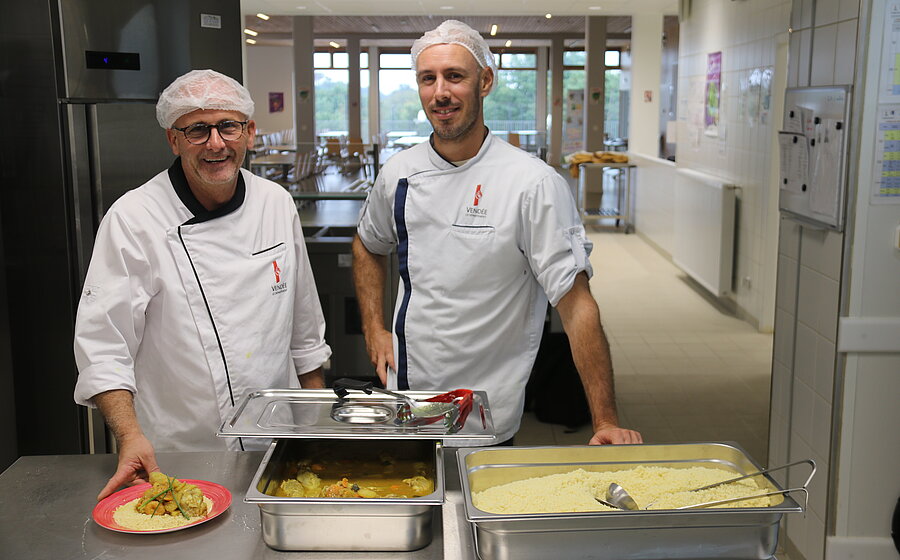 Deux cuisiniers du collège Edmond Bocquier à Talmont-Saint-Hilaire Deux cuisiniers du collège Edmond Bocquier à Talmont-Saint-Hilaire