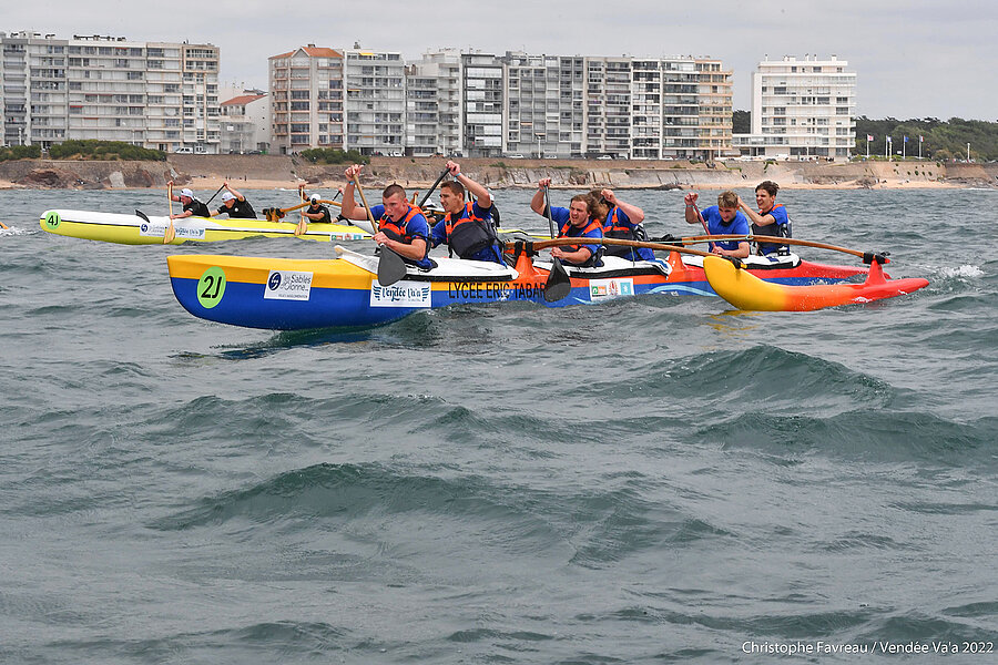 un groupe de personnes sur une pirogue, lors de la course Vendée Va'a en Vendée.