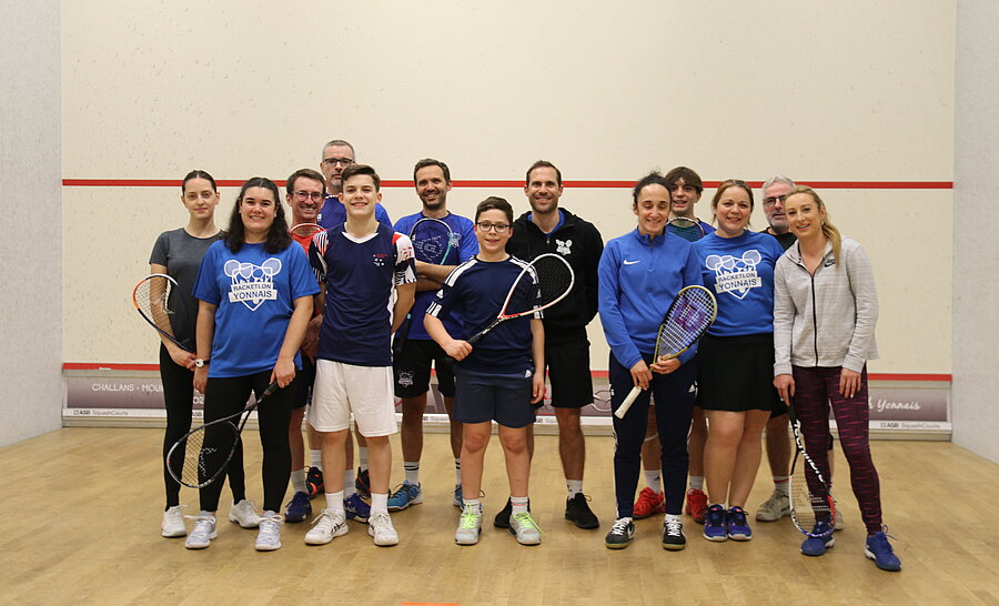 Plusieurs membres du club du Racketlon Yonnais pendant leur entrainement