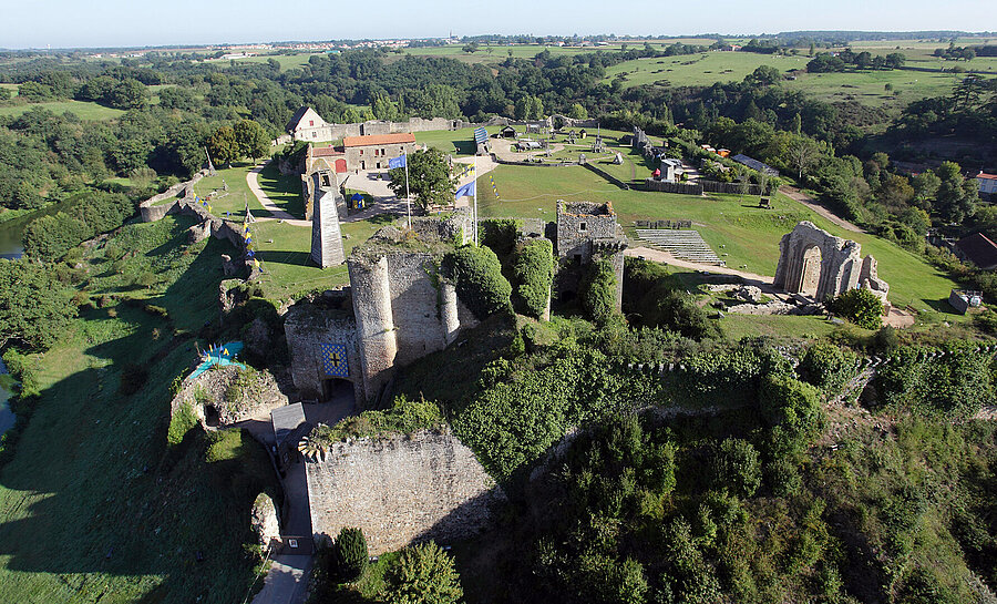 Photographie aérienne du Château de Tiffauges. Crédit David Fugères Photographie aérienne du Château de Tiffauges. Crédit David Fugères