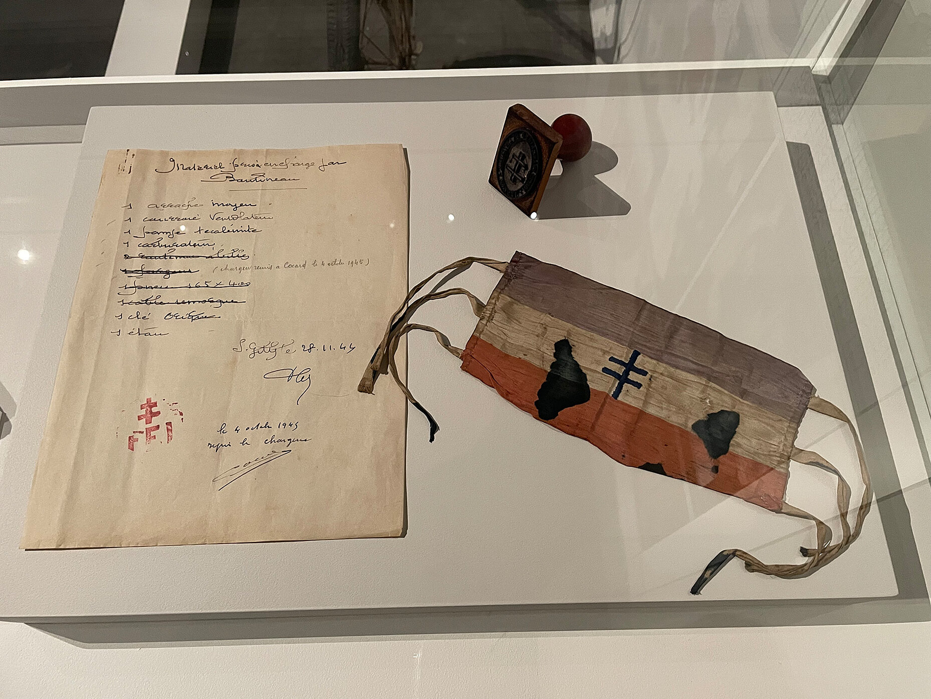 Rare cadre ancien Souvenir de l’Occupation Mouchoir Brodé