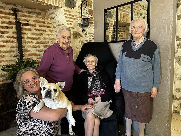 Stéphanie Talon et ses trois accueillies, dont Jeanne Ovial.