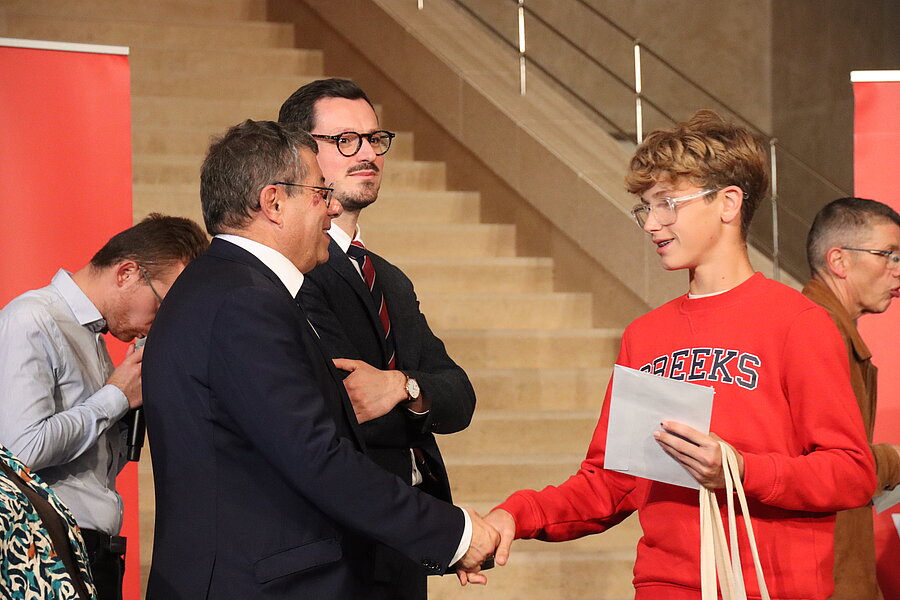 Rémi Pascreau félicite un jeune diplômé. Rémi Pascreau félicite un jeune diplômé.