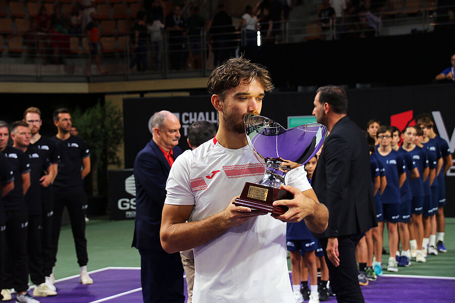 Le vainqueur embrasse sa coupe Le vainqueur embrasse sa coupe