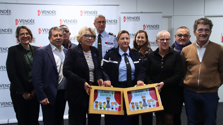 Les élus départementaux Isabelle Rivière, Rémi Pascreau et Isabelle Duranteau entourés par les acteurs vendéens engagés dans la lutte contre les violences intrafamiliales. Les élus départementaux Isabelle Rivière, Rémi Pascreau et Isabelle Duranteau entourés par les acteurs vendéens engagés dans la lutte contre les violences intrafamiliales.