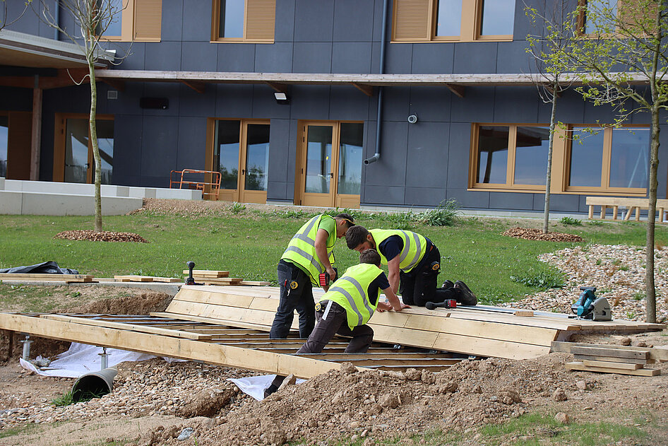 Les élèves de la MFR en plein chantier.