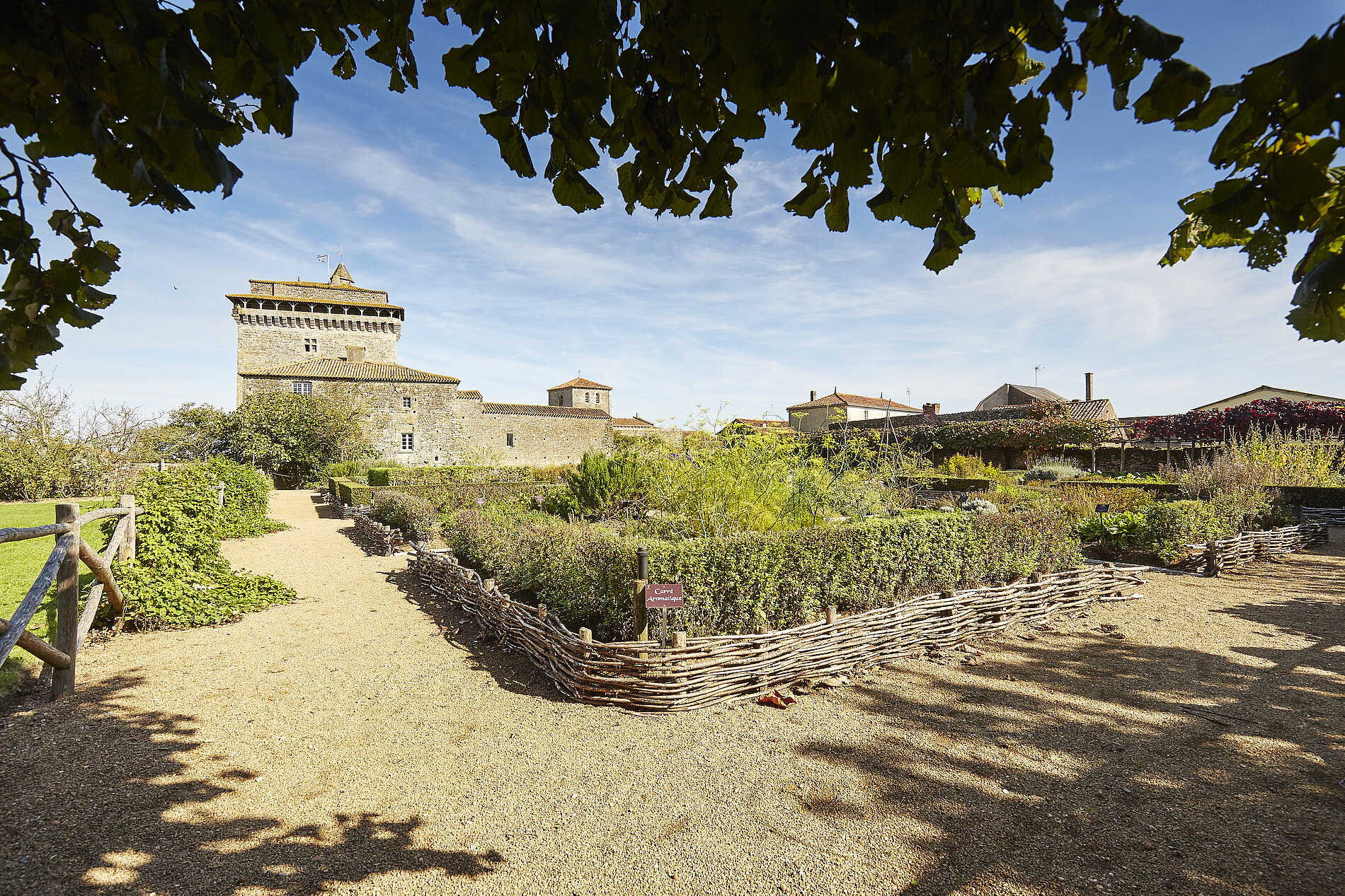 Le donjon de Bazoges-en-Pareds et son jardin