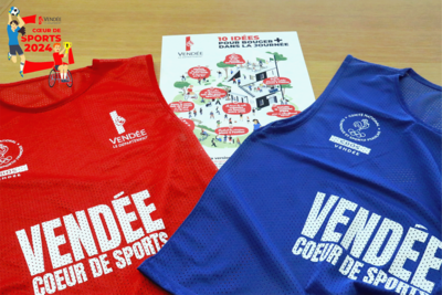 Le kit Vendée cœur de sports composé de deux chasubles et d'un poster.