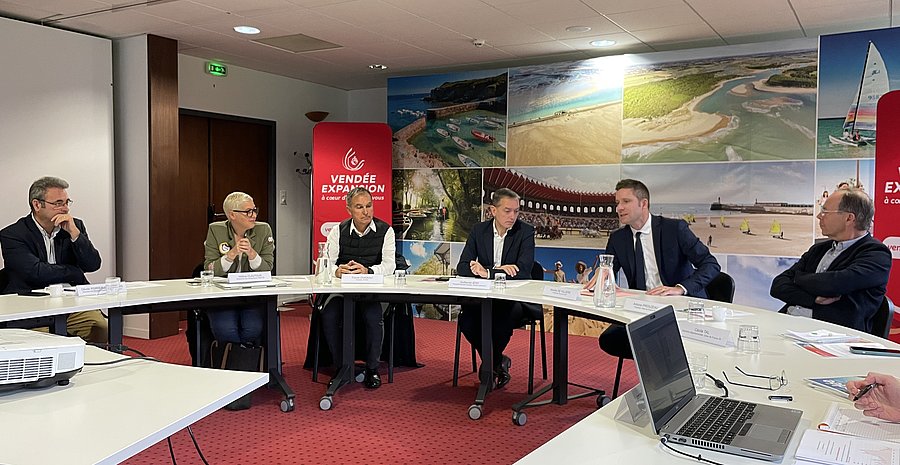 Conférence de presse - Bilan de la saison touristique Conférence de presse sur le bilan de la saison touristique en présence de Guillaume Jean, Président Directeur Général de Vendée Expansion, Franck Chadeau, Président de la Fédération Vendéenne de l’Hôtellerie de Plein Air, Antoine Priouzeau, Président des Gîtes de France - Vendée, d’Hélène Clautour, Présidente des Restaurateurs à l’UMIH 85 et Nicolas De Villiers, Président du Puy du Fou