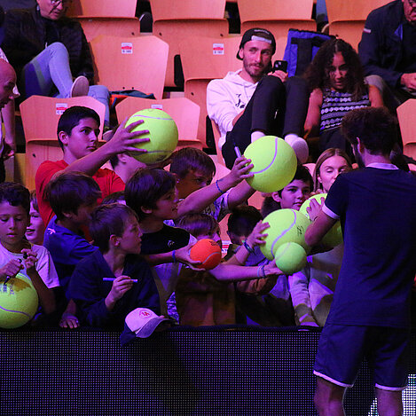 Le joueur Lucas Poullain signe des autographes pour les enfants.
