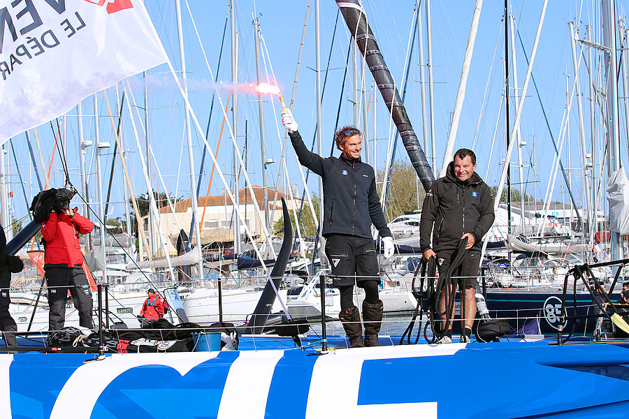 Charlie Dalin lors de la remontée du chenal du Vendée Globe Charlie Dalin lors de la remontée du chenal du Vendée Globe