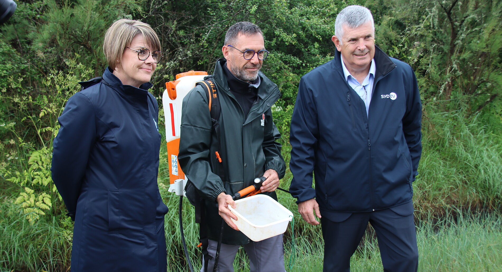Céline Peigney, conseillère départementale du canton de Talmont-Saint-Hilaire, Stéphane Averty, responsable de l'unité de régulation des moustiques, et Laurent Favreau, président de la commission Agriculture du Département. Céline Peigney, conseillère départementale du canton de Talmont-Saint-Hilaire, Stéphane Averty, responsable de l'unité de régulation des moustiques, et Laurent Favreau, président de la commission Agriculture du Département.