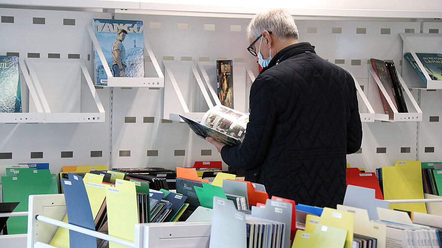 Handicaps en bibliothèque : une culture accessible à tous Image montrant un homme lisant une bd dans une bibliothèque du département de la vendée
