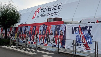 Plusieurs bâches ont décoré le village du Vendée Globe Plusieurs bâches ont décoré le village du Vendée Globe