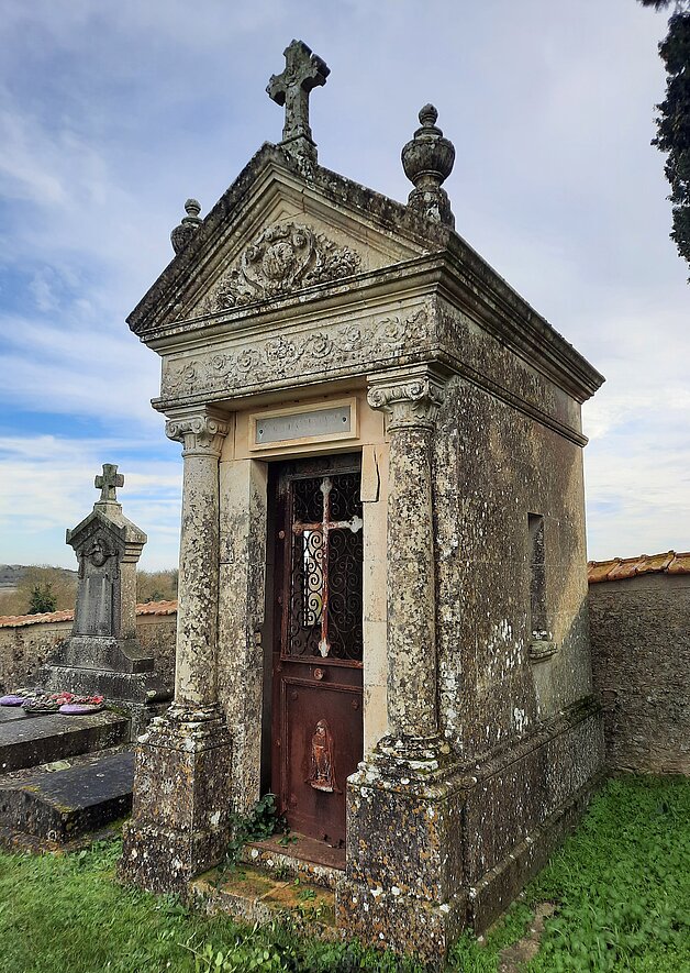 Chapelle funéraire du cimetière de Chaillé-les-Marais Chapelle funéraire du cimetière de Chaillé-les-Marais